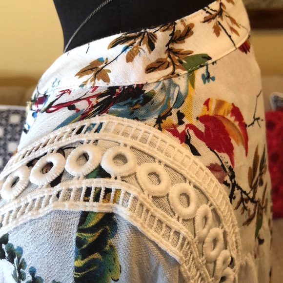 Beautiful White and Floral Eyelet Trim Tunic Top - Large - Picture 8 of 9